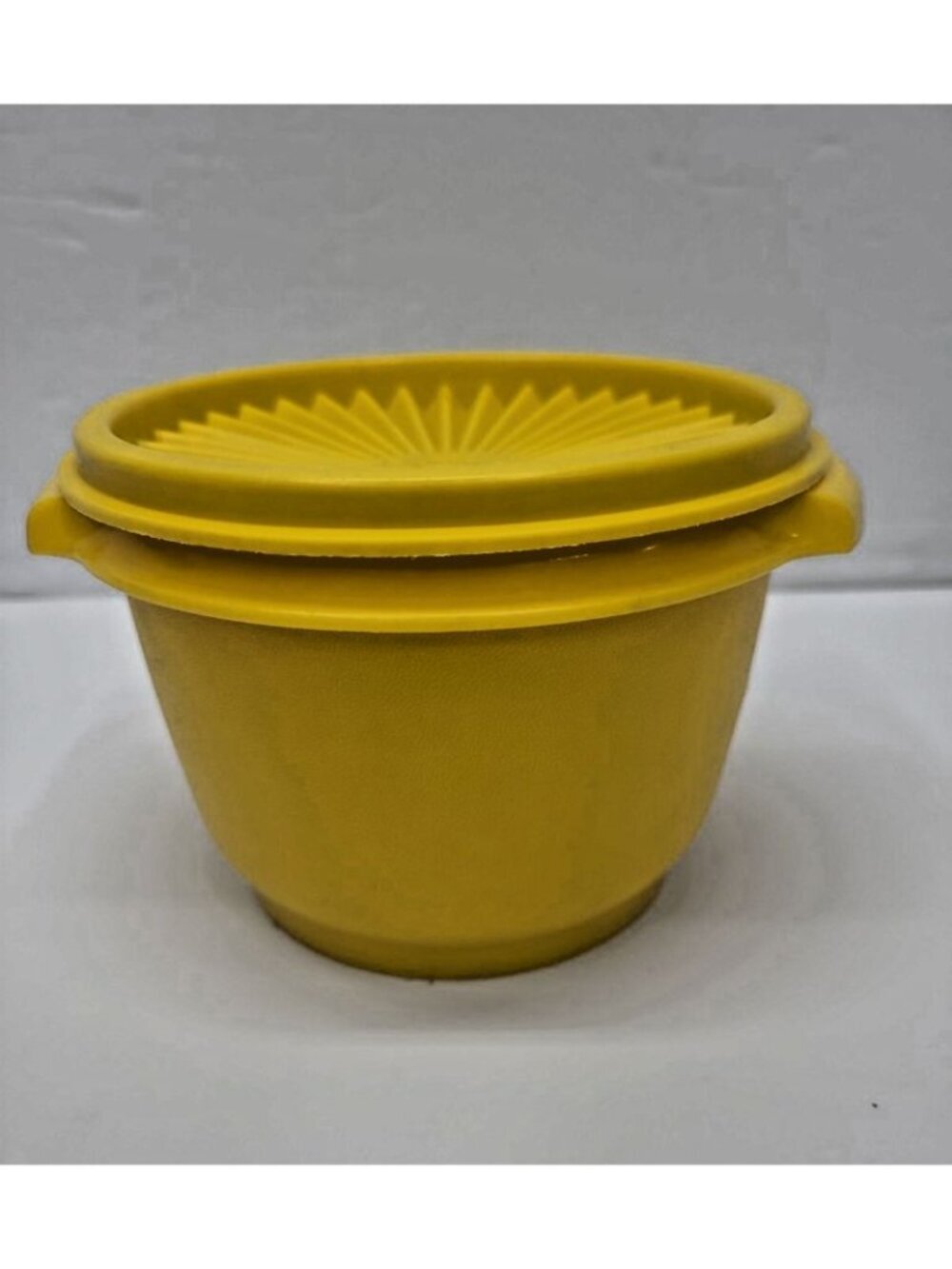 Vintage Tupperware 886-17 Servalier Bowl & Lid Starburst Food Container Yellow